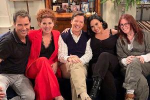 Strahlende Gesichter bei Eric McCormack (v.l.), Debra Messing, Sean Hayes, Demi Lovato und Megan Mullally