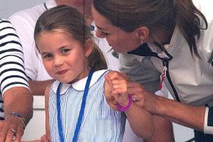 Prinzessin Charlotte, hier mit Mama Kate, darf ab September die Schulbank drücken