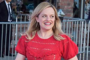 Elisabeth Moss in Knallrot bei der Feier zum Finale der dritten "The Handmaid's Tale"-Staffel