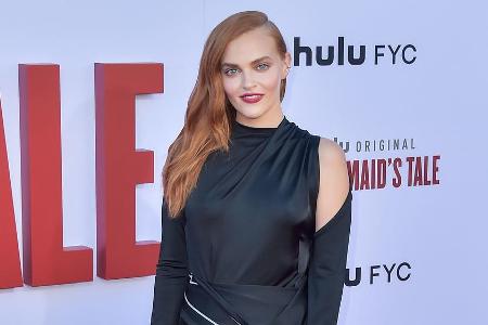 Madeline Brewer im schwarzen Seidenkleid