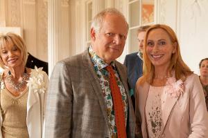 "Ihr seid natürlich eingeladen": Gundula (Andrea Sawatzki) und Gerald (Axel Milberg, l.) feiern die Hochzeit ihres Sohnes Rolfi