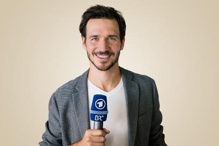 Felix Neureuther hat das Mikro fest im Griff