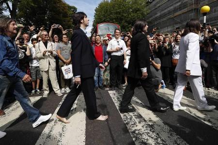 Hunderte Beatles-Fans pilgerten zum berühmten Zebrastreifen, um den 50. Geburtstag des Albums 