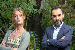 "Zaun an Zaun": Die Romanautorin Lissi (Esther Schweins) und der ordnungsliebende Bauleiter Kenan (Adnan Maral)