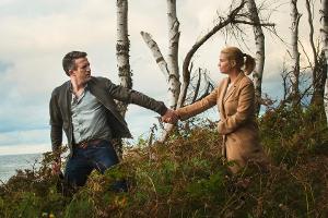 "Ella Schön: Das Ding mit der Liebe": Die zögerliche Ella (Annette Frier) wird von Jannis (Josef Heynert) zu seinem Liebling...