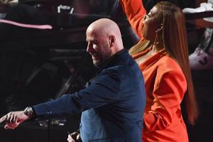 Nein, John, die Taylor sitzt da hinten