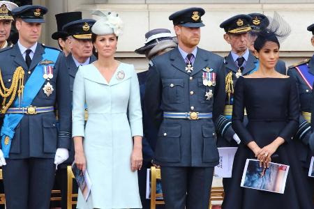 Prinz William, Herzogin Kate, Prinz Harry und Herzogin Meghan (v.l.n.r.) leisten Wohltätigkeitsarbeit von nun an vorwiegend ...