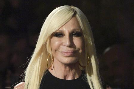 Donatella Versace entschuldigt sich für die missverständlichen T-Shirts