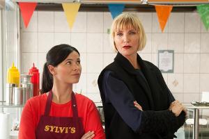 "Entdecke die Mandy in dir": Mandy (Anna Fischer, l.) muss unter ihrer Chefin Agnes van Beuyten (Nadja Auermann) leiden