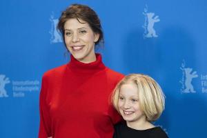 Regisseurin Nora Fingscheidt und Hauptdarstellerin Helena Zengel bei den 69. Internationalen Filmfestspielen in Berlin