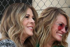 Rita Wilson (l.) und Julia Roberts sollen beide auf eine Insta-Falschmeldung hereingefallen sein