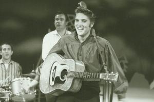 Elvis Presley während einer Performance im Jahr 1956