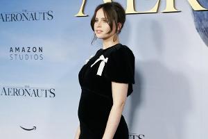 Verdächtige Rundungen: Felicity Jones am 4. Dezember bei der Premiere von "The Aeronauts" in New York