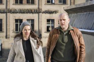 "Wolfsland: Heimsuchung": Viola Delbrück (Yvonne Catterfeld) und Burkhard "Butsch" Schulz (Götz Schubert) ermitteln am ehema...