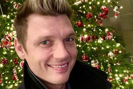 Sänger Nick Carter vor einem Weihnachtsbaum in Deutschland