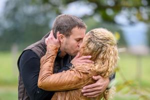 "Sturm der Liebe": Als Franzi Tim ihre Gefühle gesteht und ihn küsst, ahnt sie nicht, was sie damit bei ihm auslöst