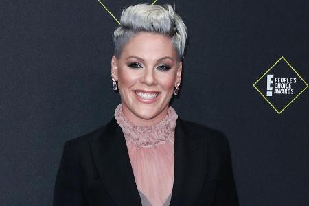 Pink trägt ihre Haare jetzt raspelkurz