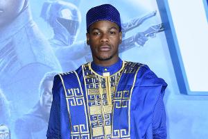 Zu Ehren seiner nigerianischen Wurzeln in Tracht: John Boyega bei der "Star Wars"-Premiere in London