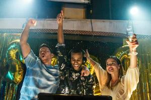 "Alles was zählt": Als Bens Star-DJ abspringt, droht seine Silvesterparty zu scheitern, doch Moritz (M.) rettet die Party