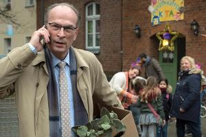 "Stenzels Bescherung": Stenzel (Herbert Knaup) hat dem Kindergarten einen "Sonderkredit" ermöglicht