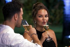 Ernestine (r.) schwankt zwischen drei Männern