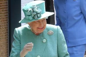 Die Queen beschenkt alle ihre Mitarbeiter