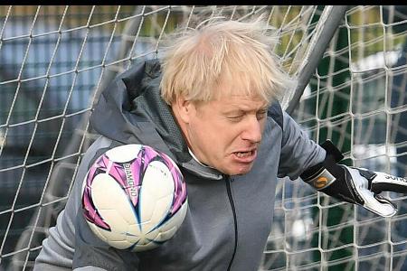 Boris Johnson muss beim Fußball als Torhüter ran
