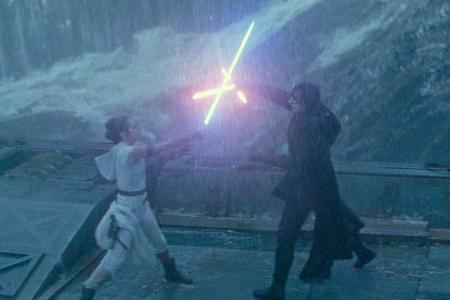 Daisy Ridley als Rey und Adam Driver als Kylo Ren in 