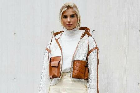 Bloggerin Xenia Adonts pimpt ihr weißes Outfit mit Akzenten in Karamell