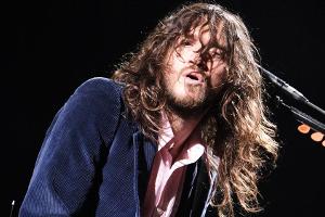 John Frusciante 2006 auf der Bühne mit den Red Hot Chili Peppers