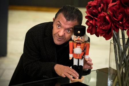 Jörn Weig (David Bennent) im Juweliergeschäft - den Nussknacker hat er gerade auf dem Weihnachtsmarkt gekauft