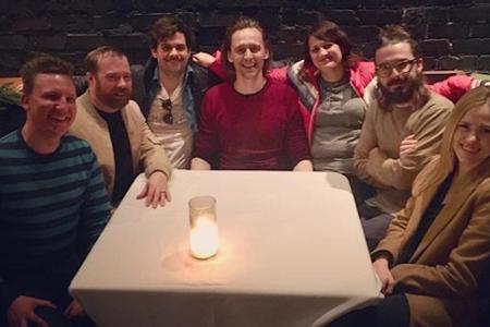 Tom Hiddleston umringt von den 