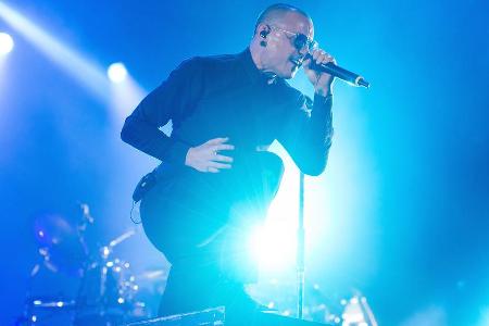 Linkin-Park-Sänger Chester Bennington bei einem Konzert in Madrid im Juni 2017 - einen Monat vor seinem Suizid