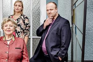 Helga Beimer (Marie-Luise Marjan, vorne) und Klaus Beimer (Moritz A. Sachs) sind in der "Lindenstraße" seit Folge eins dabei