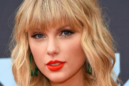 Sängerin Taylor Swift mit Statement-Lippenstift in knalligem Rot