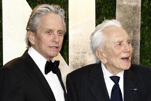 Michael (l.) und Kirk Douglas auf der Vanity Fair Oscar Party im Jahr 2012