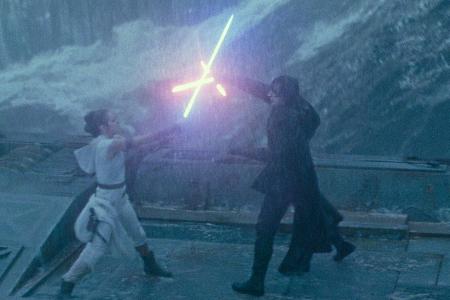 Daisy Ridley als Rey und Adam Driver als Kylo Ren in 