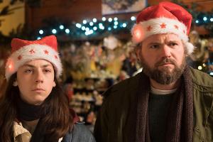 "Stadtkomödie: Geschenkt": Manuel (Tristan Göbel, l.) und Gerold Plassek (Thomas Stipsits) auf dem Weihnachtsmarkt