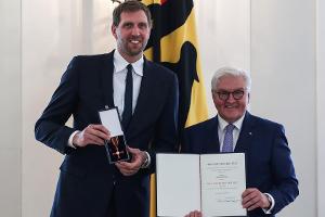 Dirk Nowitzki (l.) und Bundespräsident Frank-Walter Steinmeier