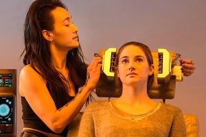 "Die Bestimmung - Divergent": Tris (Shailene Woodley, r.) muss sich einem Test unterziehen