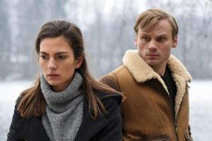 "Winterherz - Tod in einer kalten Nacht": Mike (Anton Spieker) will von Sylvie (Laura de Boer) wissen, wer Finn totgefahren hat