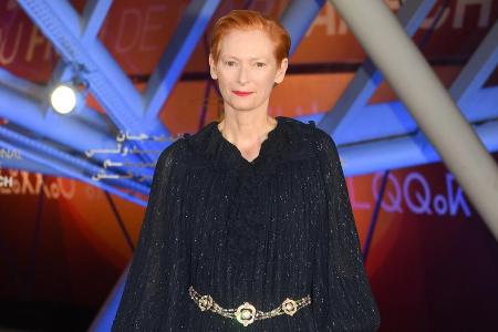 Tilda Swinton schimmerte mit dieser blauen Robe auf dem roten Teppich in Marrakesch