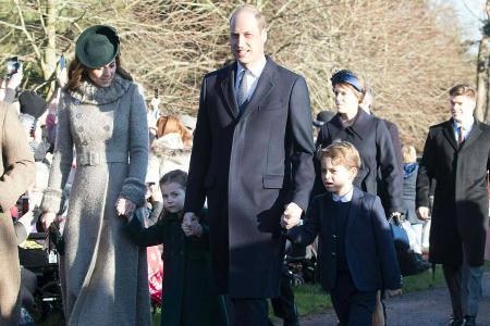 Herzogin Kate und Prinz William mit ihren Kindern Charlotte und George auf dem Weg zur Weihnachtsmesse
