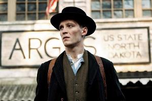 "Der Club der singenden Metzger": Der tüchtige Metzgermeister Fidelis Waldvogel (Jonas Nay) baut in Amerika eine neue Existe...