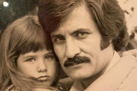 Jennifer Aniston als kleines Mädchen mit ihrem Vater John Aniston