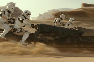 In "Star Wars: Der Aufstieg Skywalkers" soll sich unter einem Stormtrooper-Kostüm ein Mega-Star verstecken
