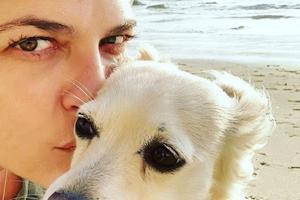 Selma Blair und Hündin Pippa am Strand