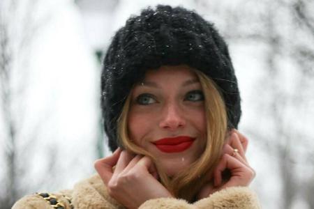 Model Lauren de Graaf beherrscht das Mützen-Styling perfekt