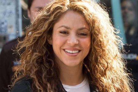 Shakira erscheint gut gelaunt vor dem Gericht in Madrid