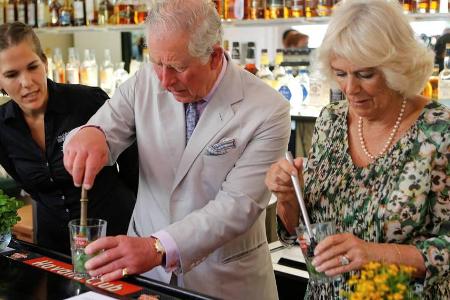 Die Royals stehen in Kuba selbst hinter der Bar